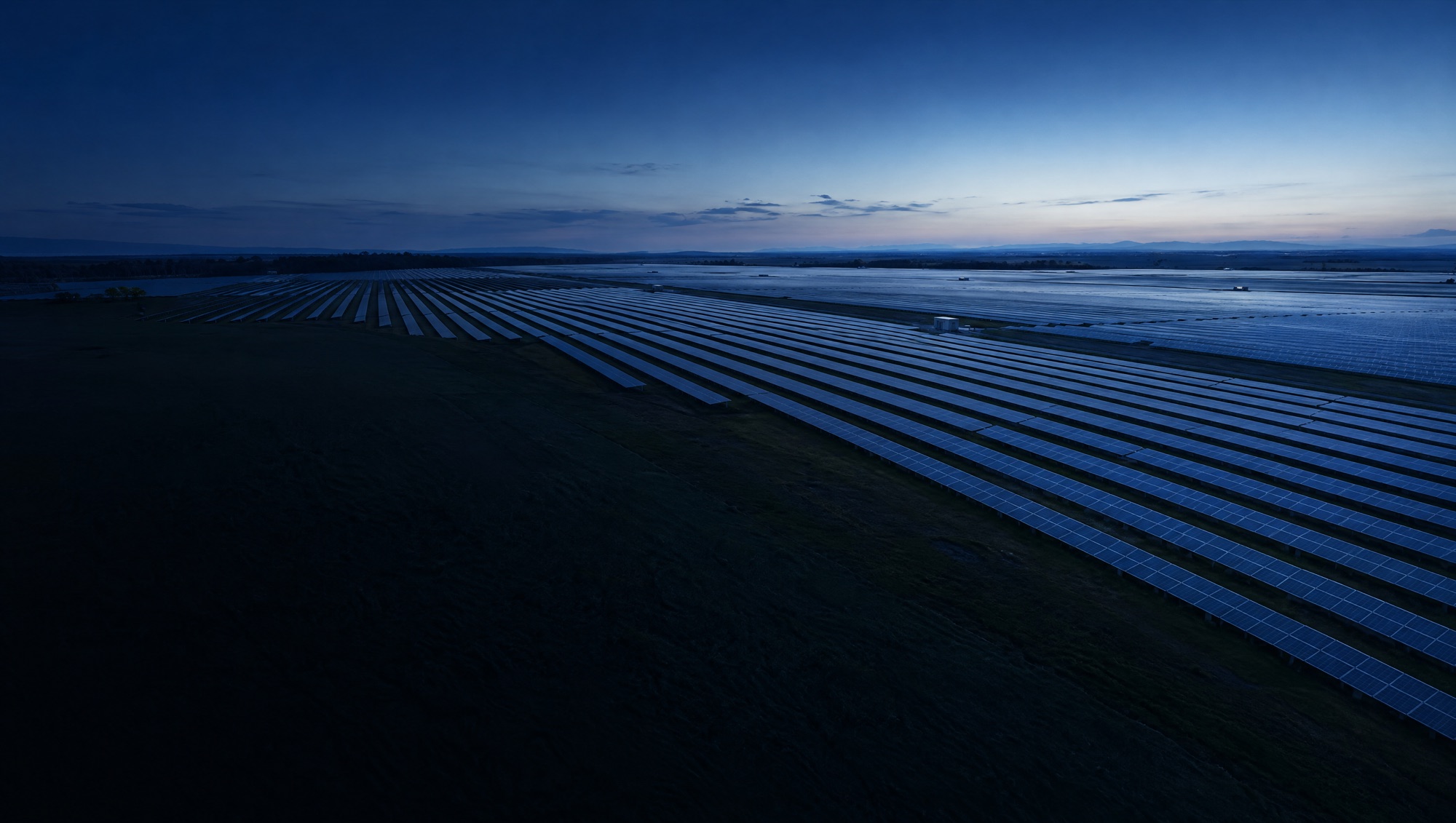 Campo solar al anochecer